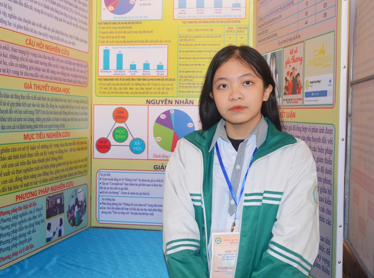  Nguyễn Xuân Anh, học sinh lớp 11 chuyên văn, Trường THPT chuyên Võ Nguyên Giáp tại cuộc thi Khoa học kỹ thuật cấp tỉnh năm học 2020-2021.