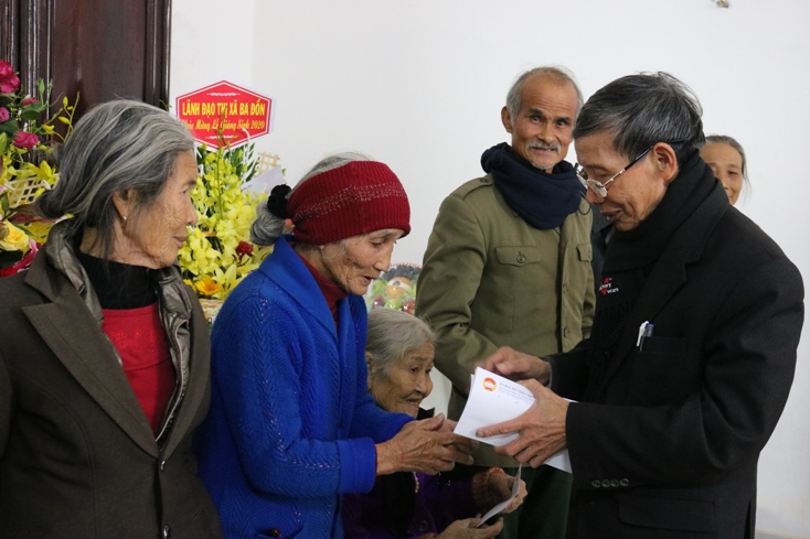 Linh mục Hồ Thái Bạch tặng quà của Ủy ban MTTQVN tỉnh cho giáo dân giáo họ Đồng Đưng, Thông Thống, xã Quảng Minh, TX Ba Đồn nhân dịp lễ Giáng sinh 2020.