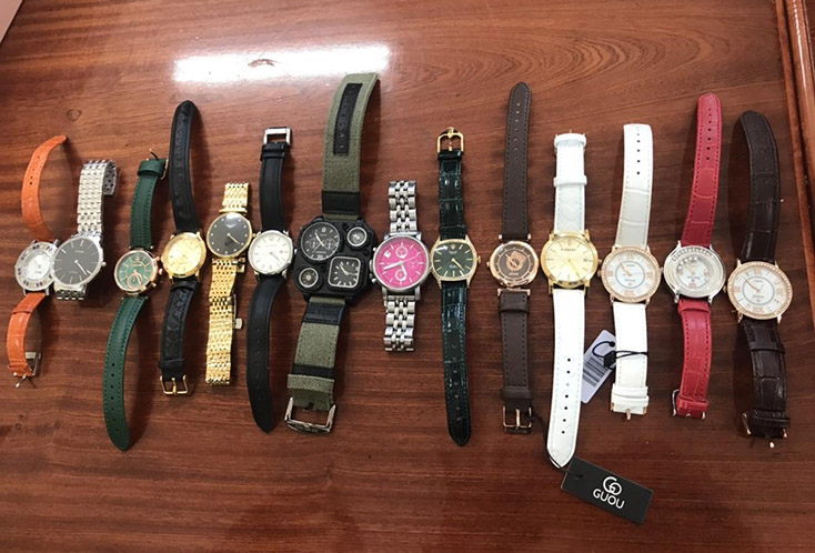 Số hàng hóa gồm các loại đồng hồ không rõ nguồn gốc xuất xứ được Đội Cảnh sát điều tra tội phạm về kinh tế và chức vụ, Công an TP. Đồng Hới phát hiện.