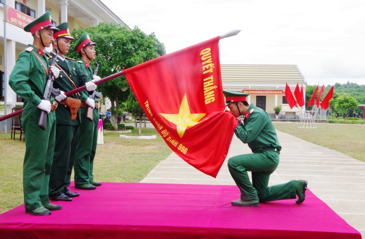 “Hôn Quốc kỳ”-một nghi thức quan trọng đánh dấu sự trưởng thành của chiến sỹ mới sau 3 tháng đầu huấn luyện.