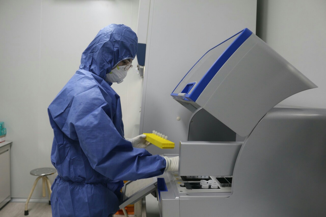 Cán bộ phòng xét nghiệm sinh học phân tử CDC Quảng Bình xét nghiệm SARS-CoV-2 cho Đoàn đại biểu Đảng bộ tỉnh Quảng Bình.
