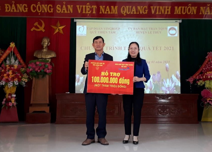 Đồng chí Nguyễn Ngọc Phương, Phó Trưởng đoàn Đại biểu Quốc hội tỉnh trao số tiền 100 triệu đồng cho Ủy ban MTTQVN huyện Lệ Thủy chăm lo Tết cho hộ nghèo