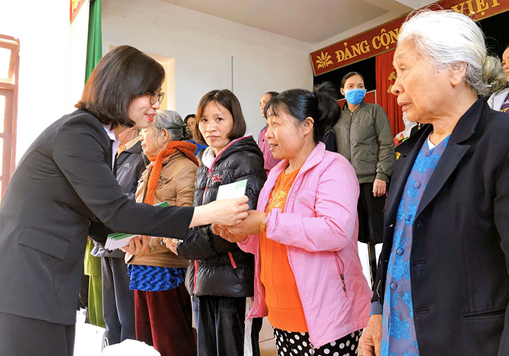 Bà Lê Thị Đức Hạnh, Phó Tổng Giám đốc NHCSXH Việt Nam trao quà cho người dân vùng lũ Quảng Bình. 