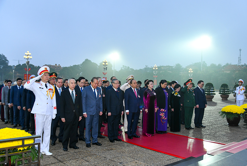 Các đồng chí lãnh đạo Đảng, Nhà nước thành kính tưởng nhớ Chủ tịch Hồ Chí Minh. 