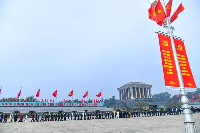 Các đại biểu vào Lăng viếng Chủ tịch Hồ Chí Minh.