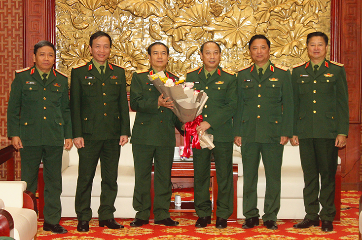 Trung tướng Trần Võ Dũng, Chính ủy Quân khu 4 và các đồng chí trong Thường vụ, Đảng ủy Bộ Tư lệnh chúc mừng Thiếu tướng Lê Tất Thắng, Phó Tư lệnh Quân khu 4.     