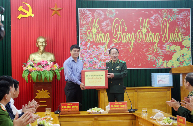 Trung tướng Đỗ Danh Vượng, Bí thư Đảng ủy, Chính ủy BĐBP thăm, tặng quà và chúc tết lãnh đạo huyện Minh Hóa.