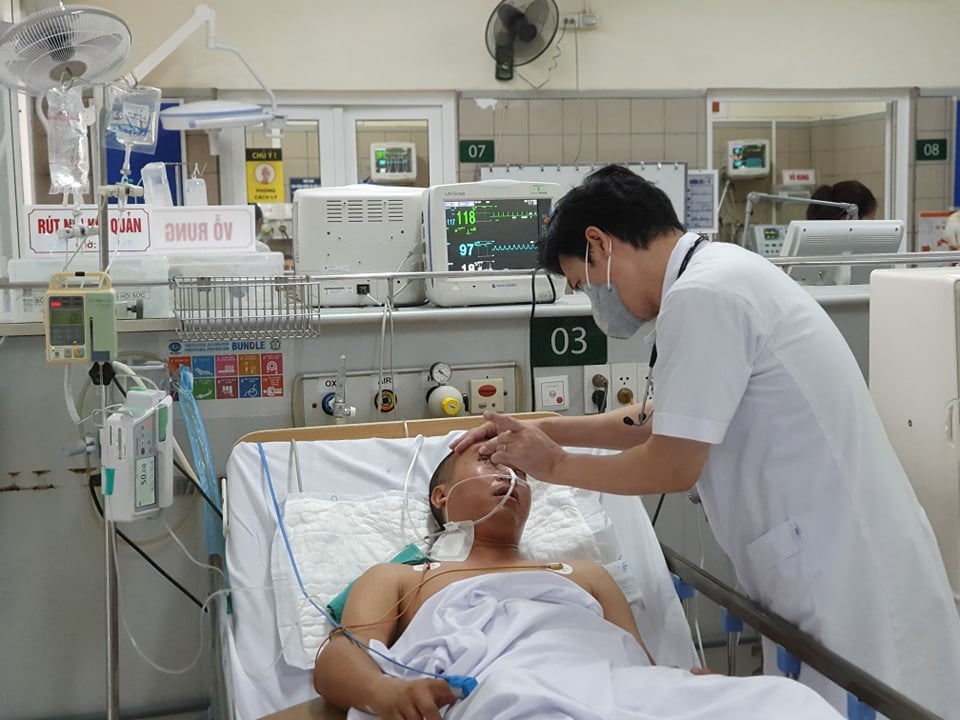 Điều trị cho bệnh nhân ngộ độc rượu tại Bệnh viện Bạch Mai. Ảnh: MT