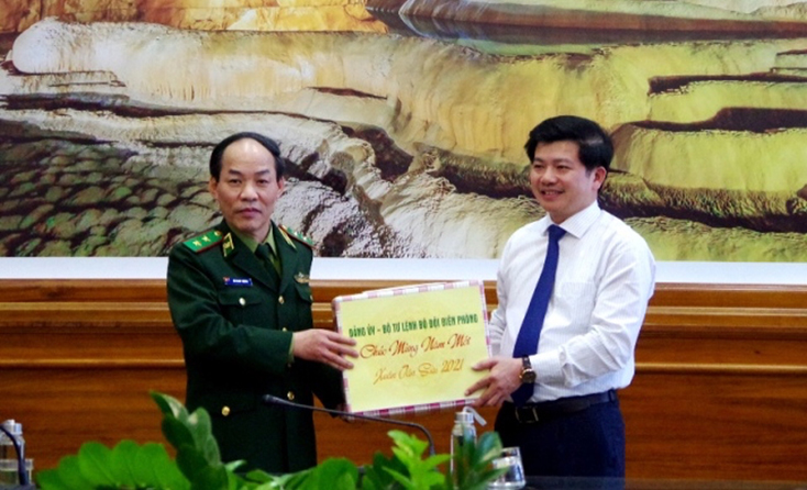 Trung tướng Đỗ Danh Vượng tặng quà, chúc Tết tại Tỉnh ủy Quảng Bình.