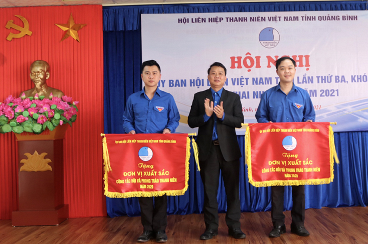 Đồng chí Nguyễn Văn Sáu, Phó Bí thư Tỉnh đoàn, Chủ tịch Hội LHTN Việt Nam tỉnh trao cờ đơn vị xuất sắc cho các tập thể.
