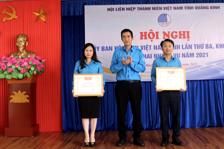 Tặng bằng khen cho các tập thể xuất sắc.