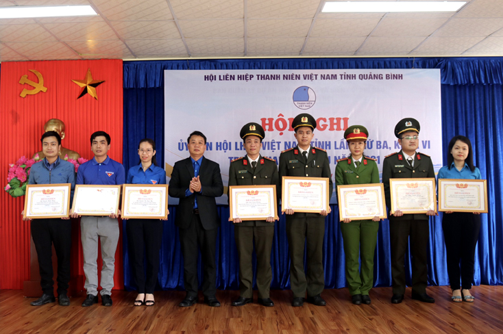 ...và các cá nhân có nhiều đóng góp trong công tác hội