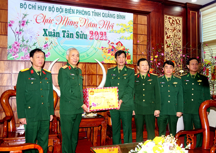 Thiếu tướng Nguyễn Đức Hóa, Phó Chính ủy Quân khu 4 tặng quà, chúc Tết cán bộ, chiến sĩ BĐBP tỉnh Quảng Bình.