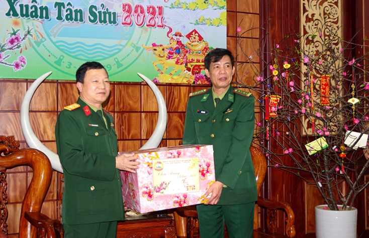 Đại tá Lê Văn Vỹ, Chính ủy Bộ Chỉ huy Quân sự tỉnh Quảng Bình tặng quà chúc Tết cán bộ, chiến sĩ BĐBP tỉnh Quảng Bình.