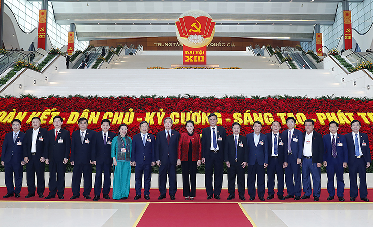 Đoàn đại biểu Đảng bộ tỉnh Quảng Bình chụp ảnh lưu niệm với đồng chí Nguyễn Thị Kim Ngân, Ủy viên Bộ Chính trị, Chủ tịch Quốc hội.