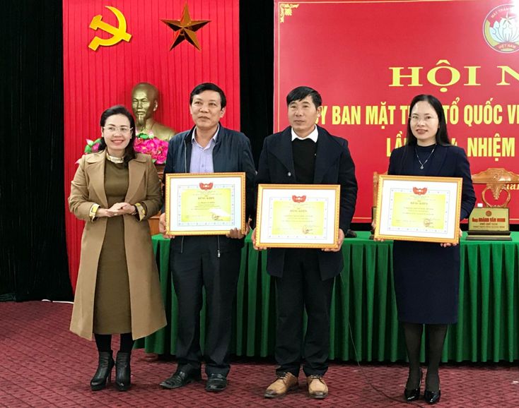 Đồng chí Chủ tịch Ủy ban MTTQVN tỉnh Phạm Thị Hân trao bằng khen của Ủy ban Trung ương MTTQVN cho các tập thể và cá nhân đạt thành tích xuất sắc trong công tác Mặt trận năm 2020. 