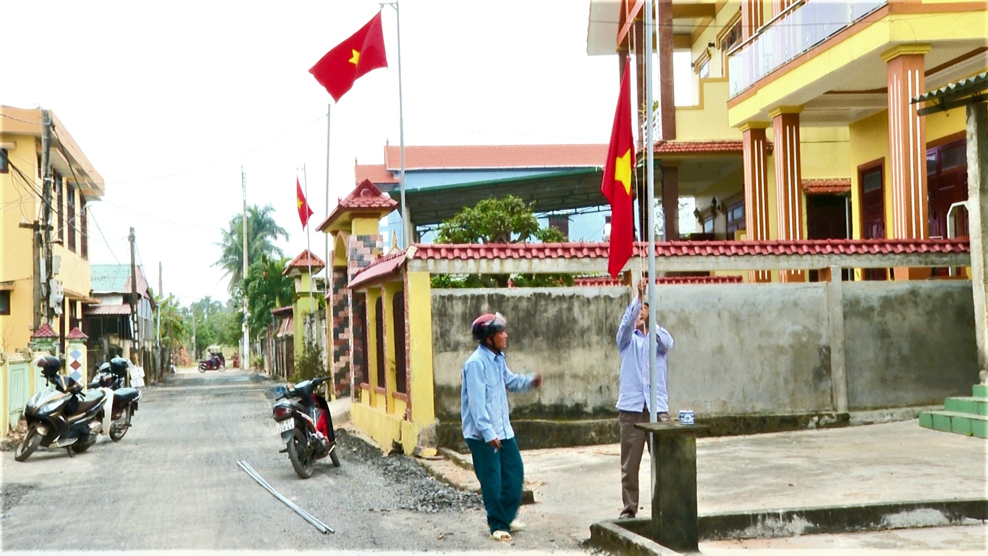 Khắp các trục đường ở Lương Ninh đều rực rỡ sắc màu của những pano, khẩu hiệu, biểu ngữ, cờ Đảng và cờ Tổ quốc.