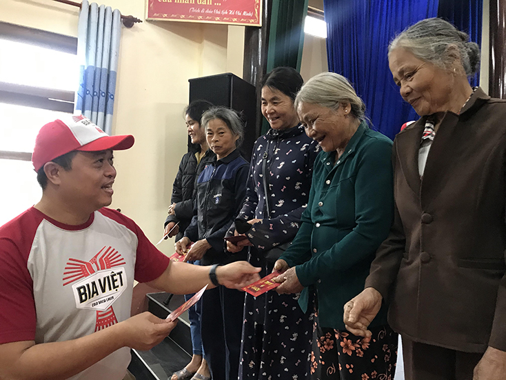 Đại diện nhẵn hiệu Bia Việt trao quà Tết đến tận tay các hộ nghèo