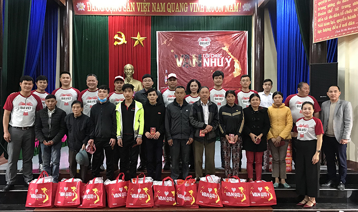 Các hộ nghèo xã Trung Hóa nhận quà Tết từ đại diện nhẵn hiệu Bia Việt  