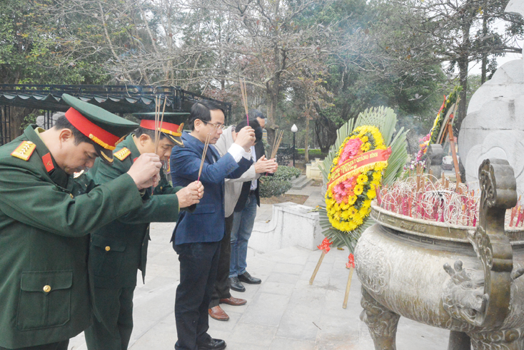 Đồng chí Phó Chủ tịch UBND tỉnh Phan Mạnh Hùng và đoàn công tác dâng hoa viếng Nghĩa trang liệt sỹ Trường Sơn.