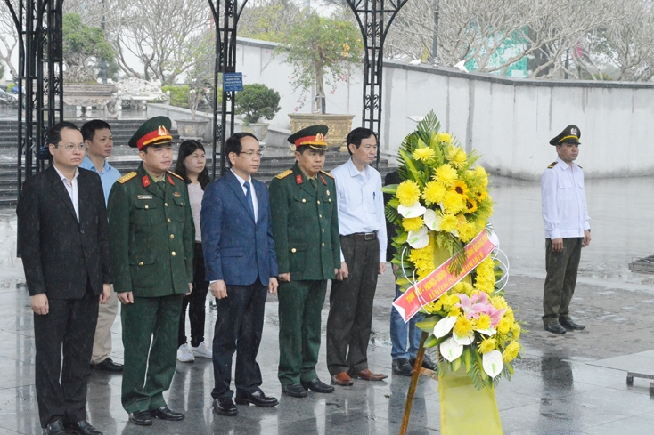 Đồng chí Phó Chủ tịch UBND tỉnh Phan Mạnh Hùng và đoàn công tác dâng hoa viếng Nghĩa trang liệt sỹ Quốc gia đường 9.