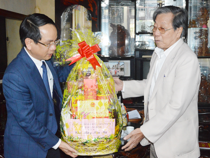 Đồng chí Phó Chủ tịch UBND tỉnh Phan Mạnh Hùng đến thăm, tặng quà cho đồng chí Hồ Khắc Hồng, nguyên Phó Chủ tịch UBND tỉnh.
