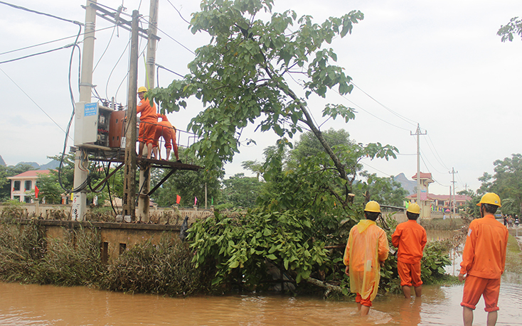 Công nhân PC Quảng Bình đẩy nhanh tiến độ khắc phục hệ thống lưới điện gặp sự cố do mưa lũ tháng 10-2020.