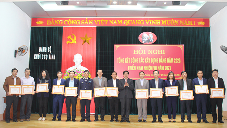 Đại diện lãnh đạo Đảng ủy Khối tặng giấy khen cho các tổ chức cơ sở đảng đạt tiêu chuẩn trong sạch, vững mạnh tiêu biểu.