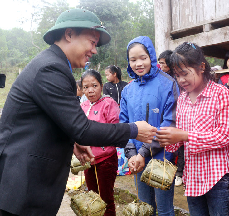  Tặng bánh chưng xanh cho bà con dân bản.