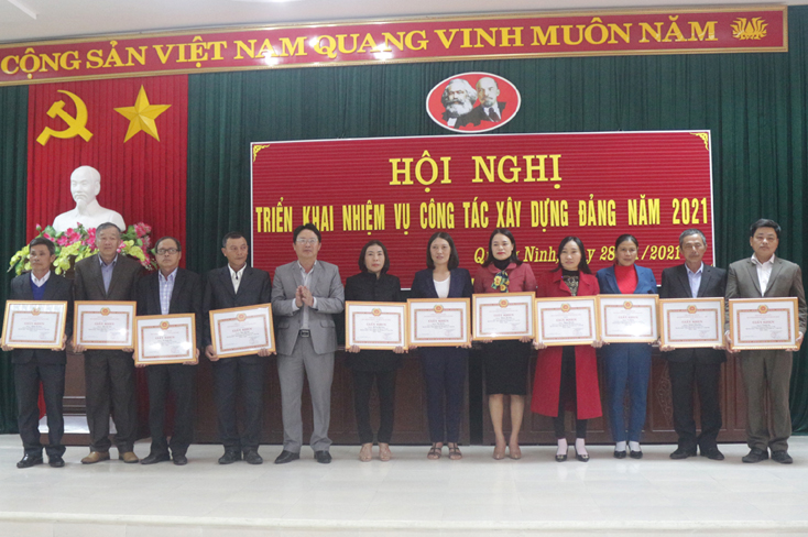 Lãnh đạo huyện Quảng Ninh trao bằng khen cho các đảng viên hoàn thành xuất sắc nhiệm vụ 5 năm liền (2016-2020).