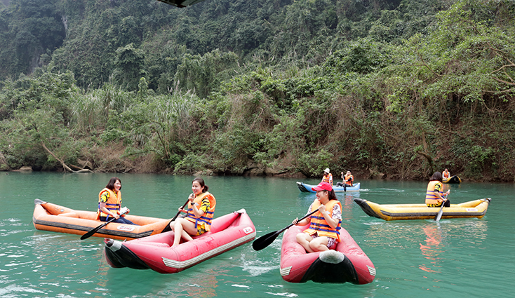  Du khách trải nghiệm các sản phẩm du lịch ở VQG Phong Nha- Kẻ Bàng.