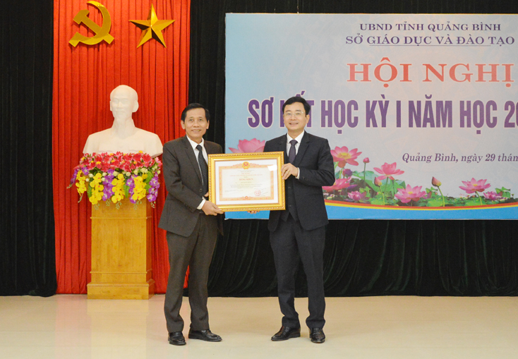 Lãnh đạo Sở GD-ĐT Quảng Bình trao tặng bằng khen của Thủ tướng Chính phủ cho ông Trần Quốc Thắng, Trưởng phòng tiểu học, Sở GD-ĐT.