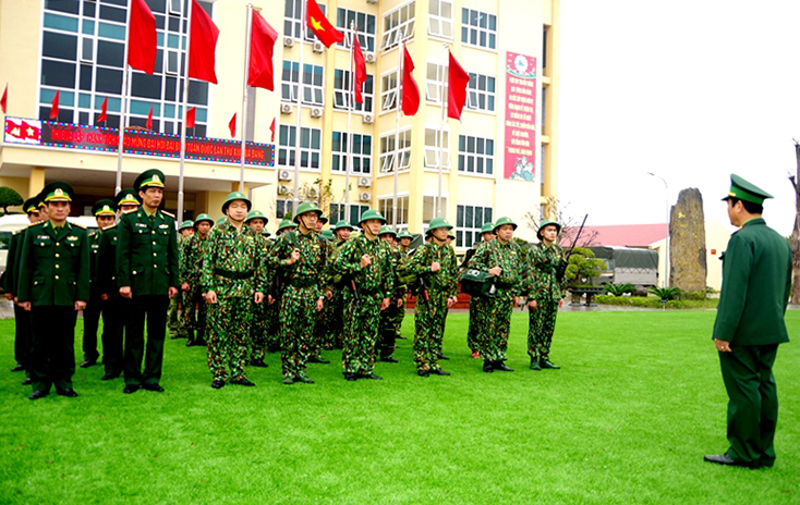 Đại tá Trịnh Thanh Bình, Chỉ huy trưởng BĐBP tỉnh Quảng Bình quán triệt, chỉ đạo và động viên cán bộ, chiến sĩ lên đường thực hiện nhiệm vụ.