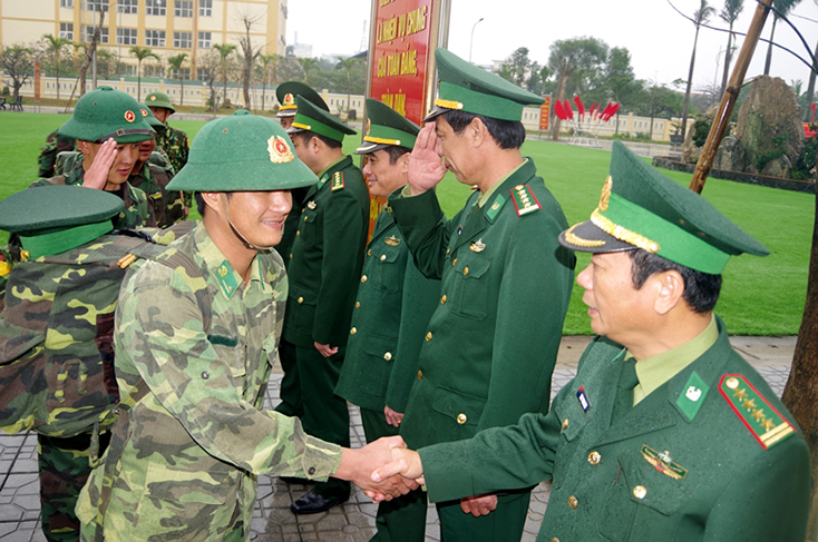 Lãnh đạo Bộ Chỉ huy BĐBP Quảng Bình gặp gỡ, động viên cán bộ, chiến sĩ hăng hái lên đường thực hiện nhiệm vụ.
