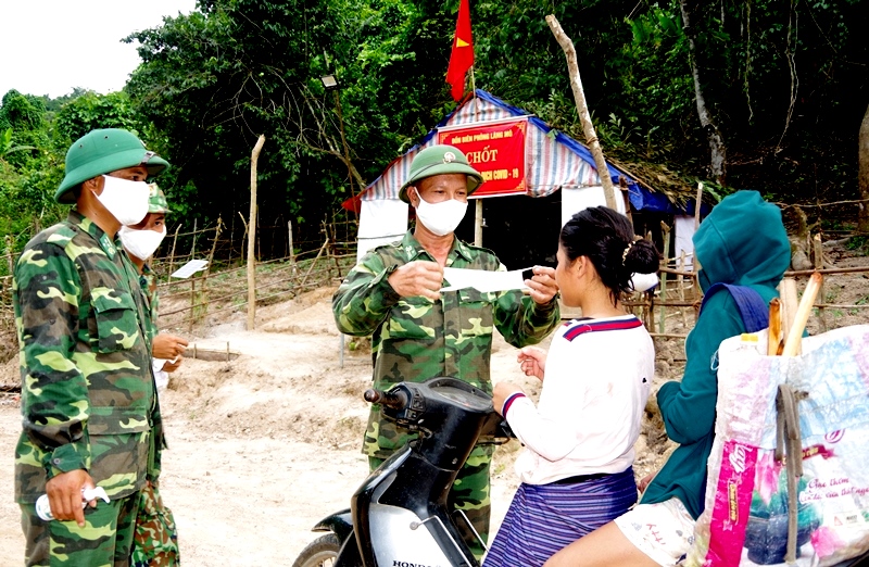 Cán bộ chốt kiểm soát, đồn BP Làng Mô, BĐBP Quảng Bình tuyên truyền và phát khẩu trang miễn phí phòng, chống dịch cho người dân qua lại trên địa bàn.