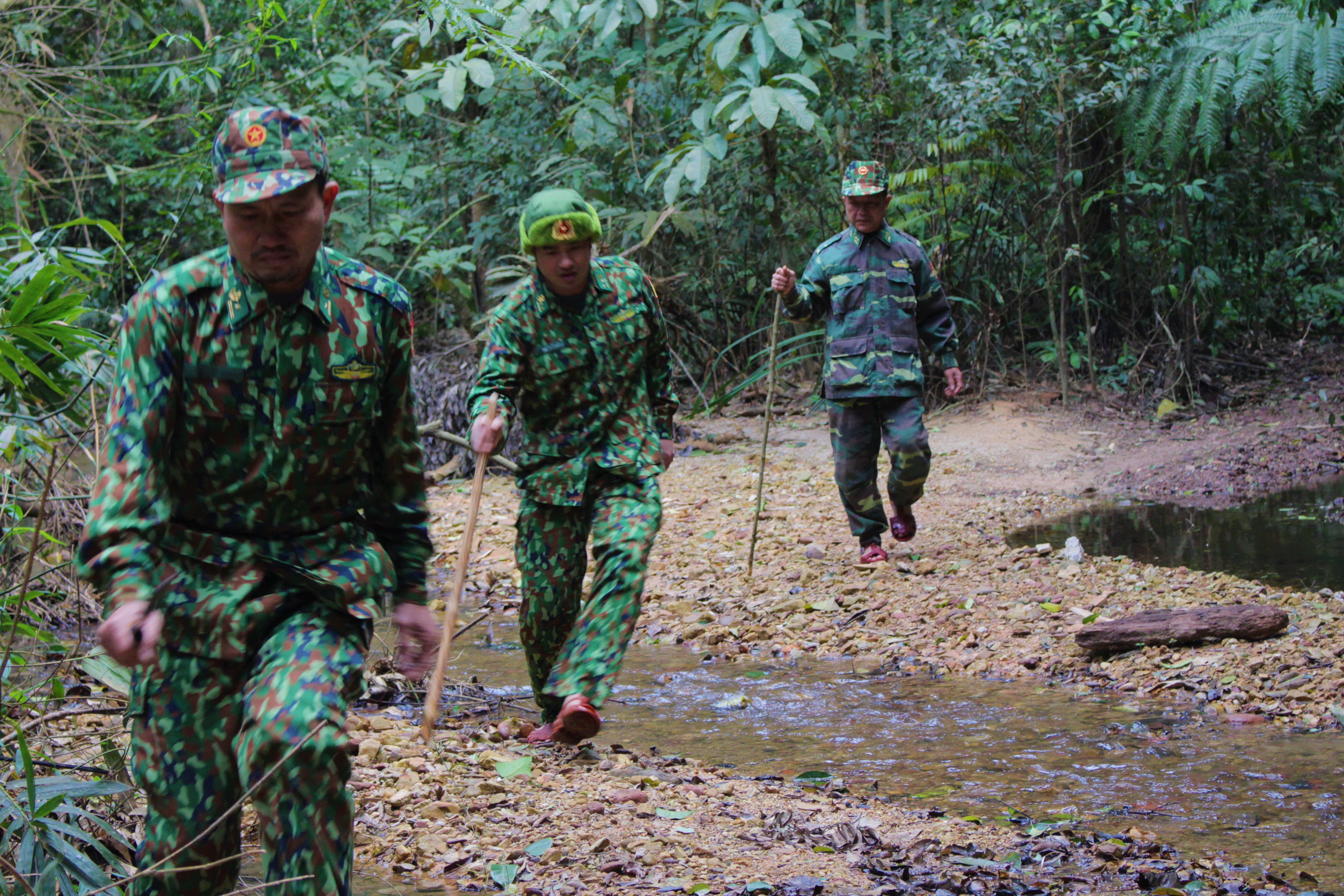 Các cán bộ, chiến sỹ Đồn Biên phòng CKQT Cha Lo tuần tra bảo vệ vùng biên giới.