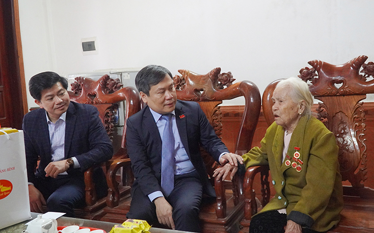 Đồng chí Bí thư Tỉnh ủy thăm các đảng viên có tuổi Đảng cao