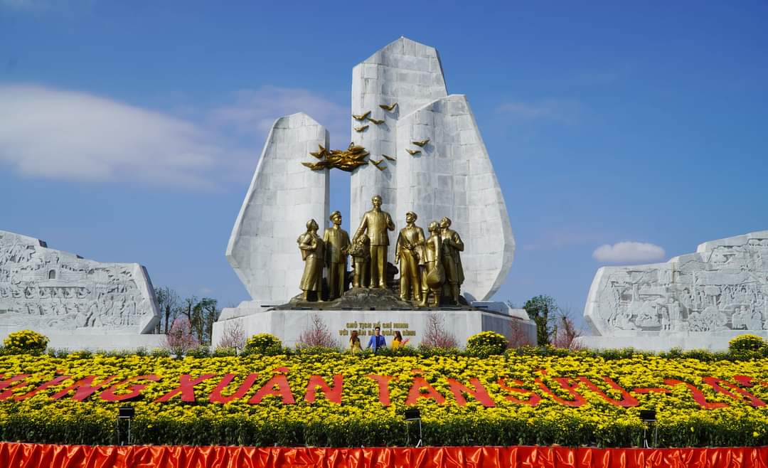 "Check in" quảng trường Hồ Chí Minh, viếng Đền thờ Bác Hồ và các Anh hùng liệt sỹ Quảng Bình