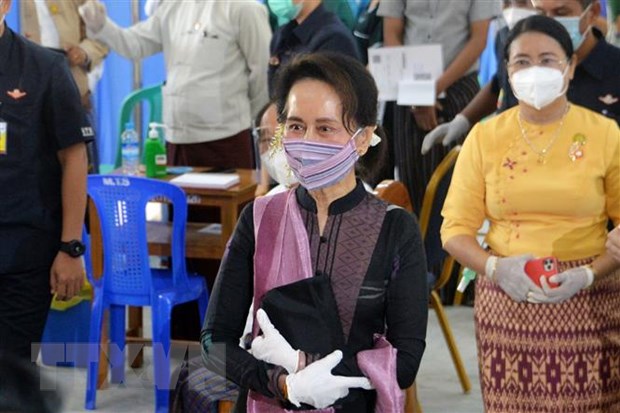  Nhà lãnh đạo Myanmar Aung San Suu Kyi (phía trước) tới thị sát công tác tiêm vắcxin phòng dịch COVID-19 tại một bệnh viện ở Naypyidaw ngày 27-1-2021. (Ảnh: AFP/TTXVN)