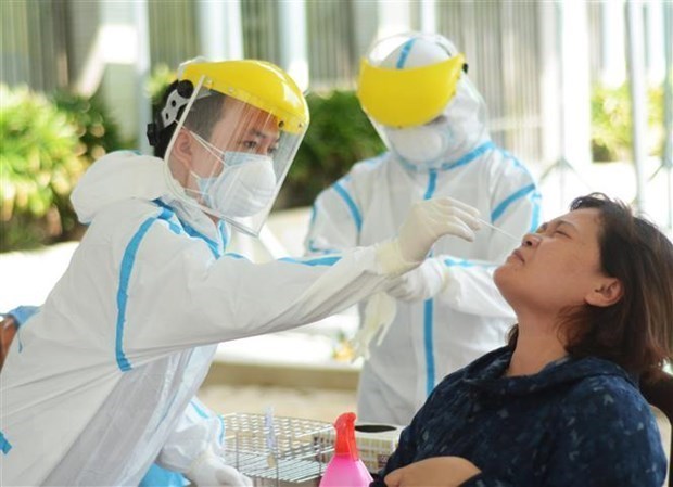 Nhân viên y tế lấy mẫu xét nghiệm COVID-19. Ảnh minh họa. (Ảnh: Văn Dũng/TTXVN)
