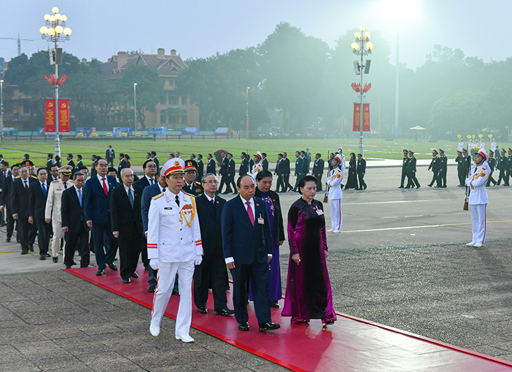 Các đồng chí lãnh đạo Đảng, Nhà nước viếng lăng Chủ tịch Hồ Chí Minh trước phiên khai mạc Đại hội.