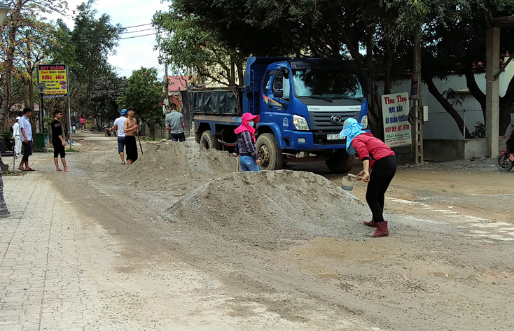 Không thể chịu cảnh đường bị xuống cấp, nhiều hộ gia đình ở xã Xuân Ninh tự bỏ tiền mua vật liệu về để khắc phục, sửa chữa