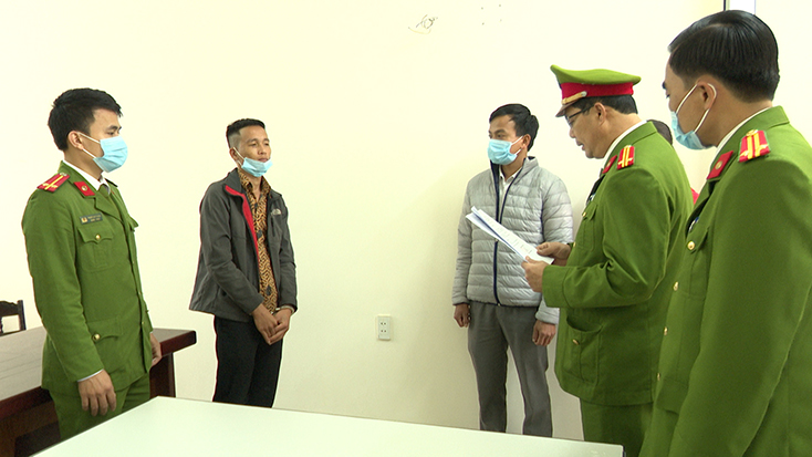Công an huyện Bố Trạch đọc lệnh bắt khẩn cấp đối tượng Nguyễn Minh Thắng
