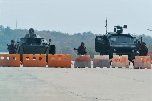 Binh sỹ gác tại một chốt kiểm soát ở Naypyidaw, Myanmar. (Ảnh: AFP/TTXVN)