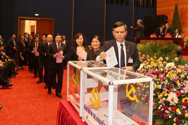 Đồng chí Trần Thắng, Phó Bí thư Tỉnh ủy, Chủ tịch UBND tỉnh bỏ phiếu bầu Ủy viên Ban Chấp hành Trung ương Đảng khóa XIII.