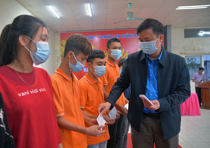 Đồng chí Phạm Tiến Nam, Chủ tịch Liên đoàn Lao động tỉnh tăng quà cho các công nhân có hoàn cảnh khó khăn tại Công ty TNHH S&D.