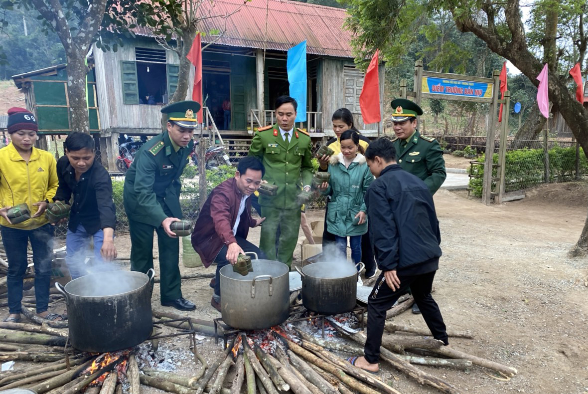  Cán bộ và đồng bào vùng biên giới xã Thượng Trạch vui đón Tết sớm. 