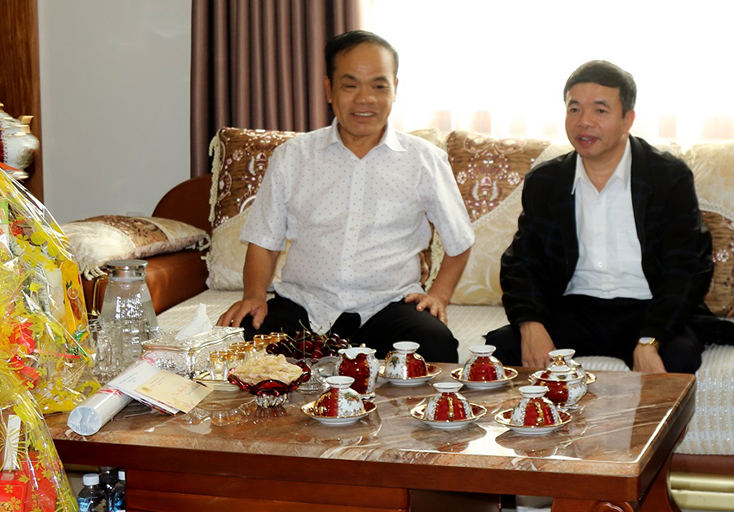 Đồng chí Đại tá Nguyễn Tiến Nam thăm và chúc Tết tại gia đình đồng chí Thiếu tướng Phan Thanh Hà, nguyên Giám đốc Công an tỉnh.