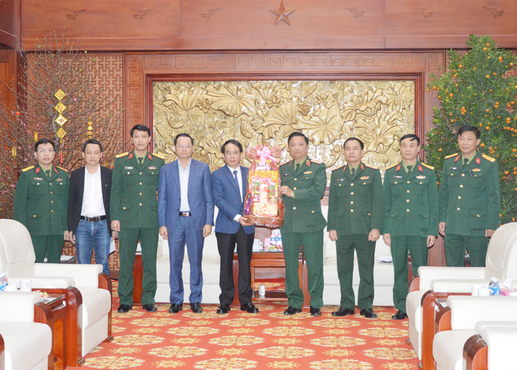 Đồng chí Phó Chủ tịch UBND tỉnh Phan Mạnh Hùng tặng quà, chúc tết Đảng ủy, Bộ Tư lệnh Quân khu 4