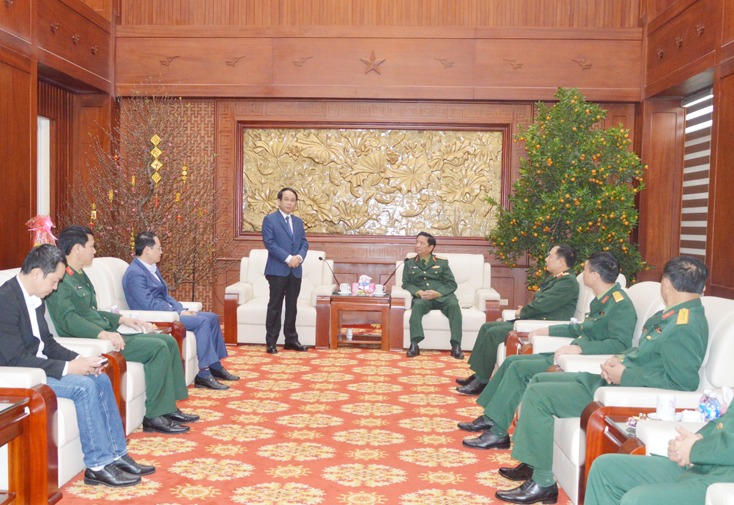 Đồng chí Phó Chủ tịch UBND tỉnh Phan Mạnh Hùng phát biểu, chúc tết Đảng ủy, Bộ Tư lệnh Quân khu 4